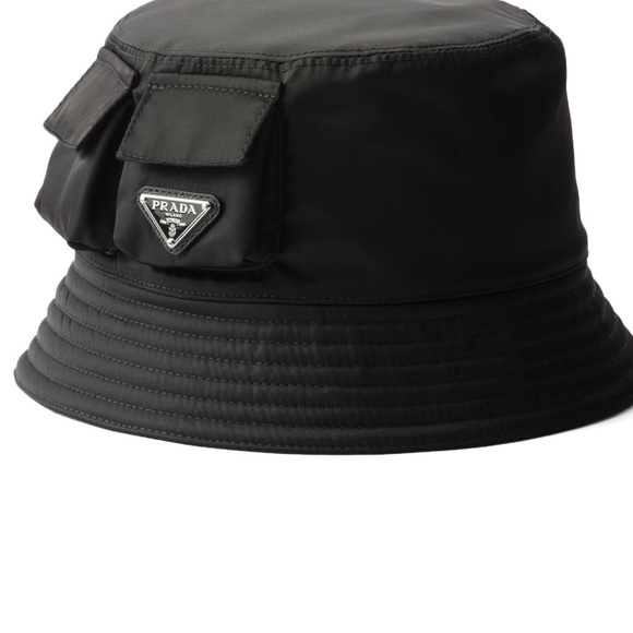 Highlights
• black
• recycled polyamide, cotton
• textured finish
• flat crown - Picture 1 of 7